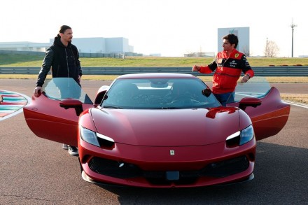 Ibrahimovic tour a bordo della Ferrari 296 Gtb a Fiorano